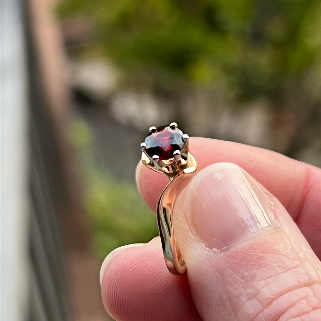 1 Carat Garnet Gold Ring